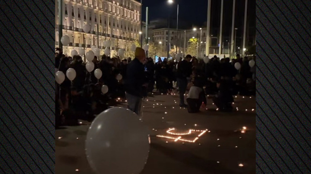 Σύνταγμα: 57 λευκά μπαλόνια στον ουρανό για τις ψυχές που χάθηκαν στα Τέμπη