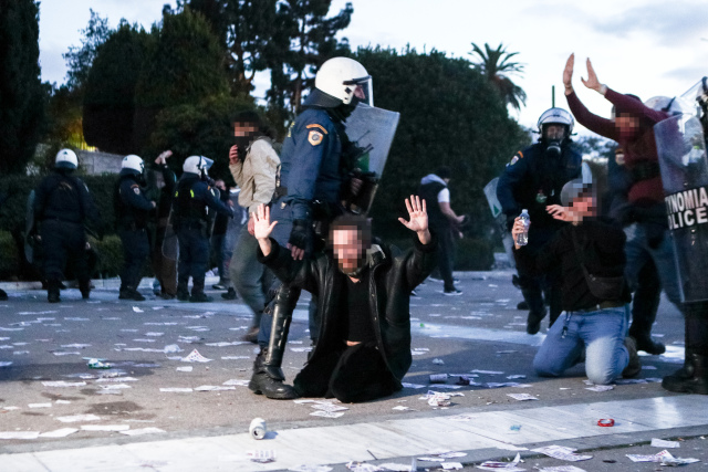 ΕΛΑΣ για τα επεισόδια στο Σύνταγμα: 220 προσαγωγές, 73 συλλήψεις και 29 τραυματίες αστυνομικοί