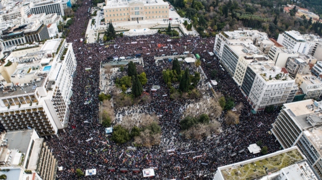 Συγκεντρώσεις για τα Τέμπη: Πώς περιγράφουν τα διεθνή Μέσα τις πορείες και τα επεισόδια στην Αθήνα