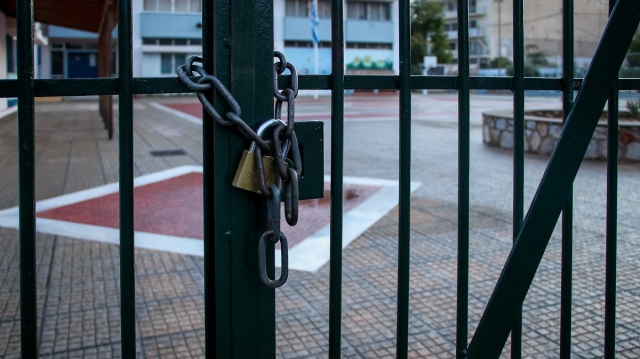 Ταυτοποιήθηκαν ανήλικοι που άφησαν γκαζάκια και μπουκάλι με βενζίνη σε αυλή σχολείου στην Πρέβεζα