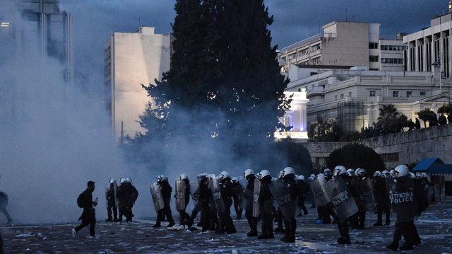 Νέος γύρος επεισοδίων στο Σύνταγμα με χημικά και μάχες σώμα με σώμα μεταξύ αστυνομίας και διαδηλωτών- Εκκενώνεται η πλατεία