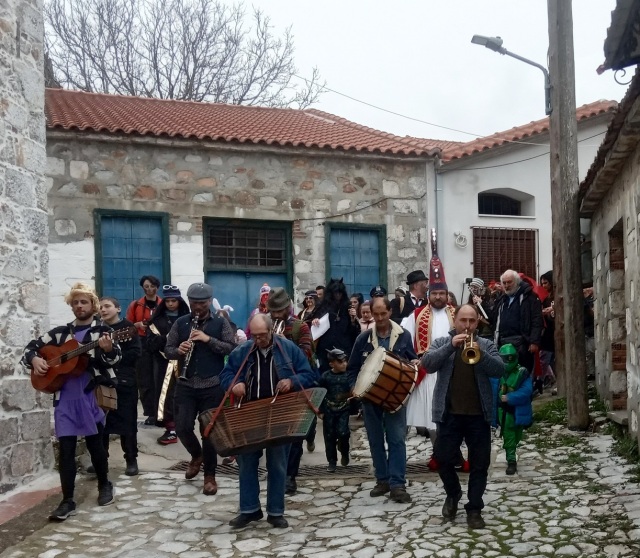Απόκριες στην Αγιάσο Λέσβου με την παραδοσιακή «πατινάδα»