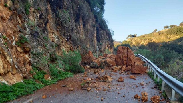 Κατολίσθηση σε δρόμο στην Κρήτη - Κλειστό το ένα ρεύμα κυκλοφορίας προς Σητεία