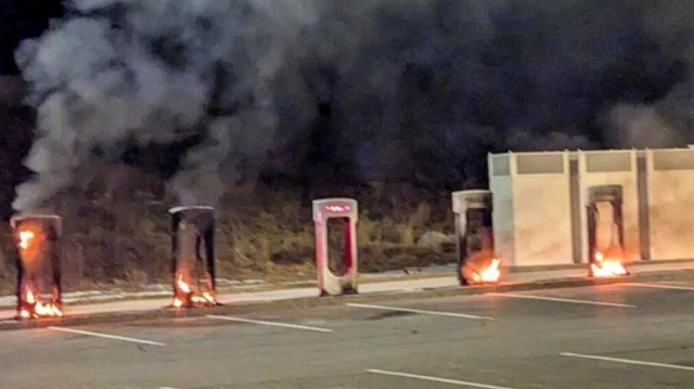 Φωτιά σε σημεία φόρτισης αυτοκινήτων Tesla στη Μασαχουσέτη - Εγκληματική ενέργεια εξετάζουν οι Αρχές