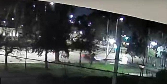 Γλυφάδα: Η στιγμή του σοβαρού τροχαίου με αυτοκίνητο να πέφτει σε βράχο και να διαλύει στάση λεωφορείου