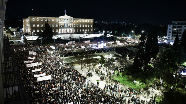 Επεισόδια μετά και τις χθεσινές συγκεντρώσεις για τα Τέμπη σε Αθήνα και Θεσσαλονίκη – Δείτε βίντεο και φωτογραφίες