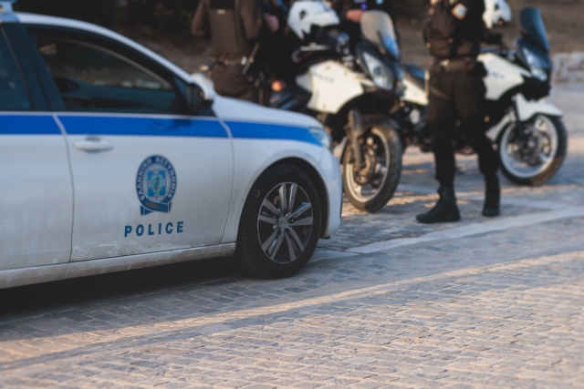 Συνελήφθησαν δύο άτομα στη Μύκονο - Φωτογράφιζαν και βιντεοσκοπούσαν τα κλιμάκια που έκαναν ελέγχους για αυθαίρετα