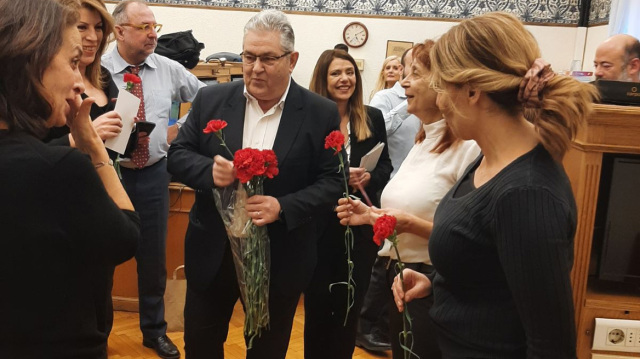 Ο Κουτσούμπας μοίρασε κόκκινα γαρύφαλλα στις κοινοβουλευτικές συντάκτριες, για την Παγκόσμια Ημέρα της Γυναίκας