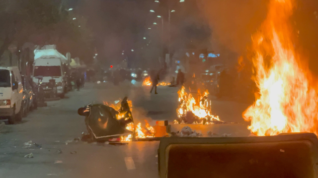Επεισόδια με κουκουλοφόρους έξω από τη Βουλή, live εικόνα - Μολότοφ και οδοφράγματα και στη Θεσσαλονίκη μετά τη συγκέντρωση για τα Τέμπη