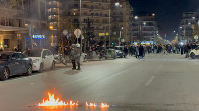 Επεισόδια στη Θεσσαλονίκη μετά τη συγκέντρωση για τα Τέμπη - Σε εξέλιξη το συλλαλητήριο έξω από τη βουλή, live εικόνα
