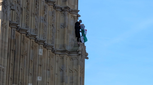 Βρετανία: Aνδρας σκαρφάλωσε στο Big Ben κρατώντας παλαιστινιακή σημαία