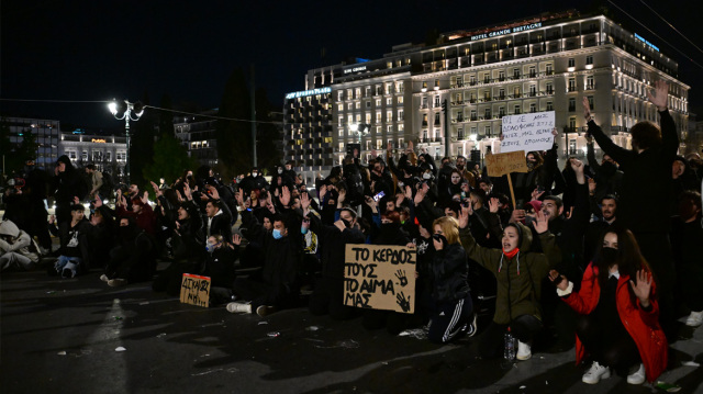 Επεισόδια σε Σύνταγμα και Θεσσαλονίκη μετά τα συλλαλητήρια για τα Τέμπη - Καθιστική διαμαρτυρία έξω από τη Βουλή