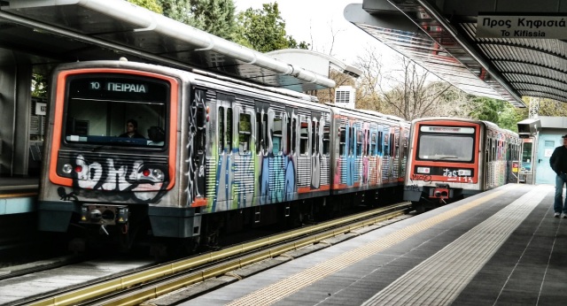 Συνελήφθη 15χρονος που έριξε πέτρες σε συρμό του ΗΣΑΠ τραυματίζοντας τον οδηγό