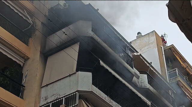 Φωτιά σε διαμέρισμα στη Γούβα - Απεγκλωβίστηκαν ένοικοι, δείτε βίντεο