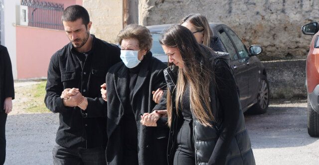 Συντετριμμένη η μητέρα της Καίτης Κωνσταντίνου στην κηδεία της ηθοποιού