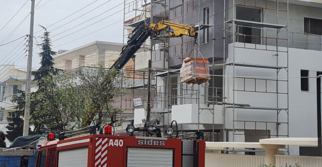 Χωρίς τις αισθήσεις του 28χρονος μετά από εργατικό ατύχημα στη Βούλα - Γερανός ακούμπησε σε ηλεκτροφόρα καλώδια