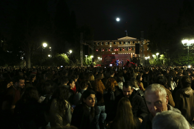 Συναυλία για τα Τέμπη στο Σύνταγμα - Δείτε βίντεο και φωτογραφίες