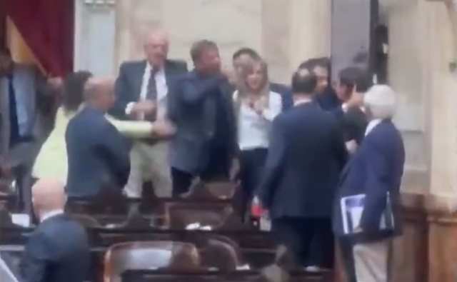 Χάος στη Βουλή της Αργεντινής - Βουλευτές πιάστηκαν στα χέρια σε συζήτηση για σκάνδαλο κρυπτονομισμάτων