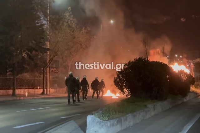 Σοβαρά επεισόδια τα ξημερώματα στη Θεσσαλονίκη – Τραυματίας αστυνομικός από μολότοφ