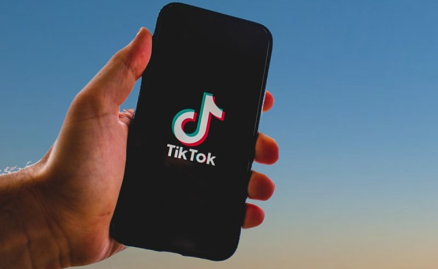 Άγριος καβγάς ζευγαριού σε live μετάδοση στο Tik tok - Έσπαγαν αντικείμενα μπροστά στα μάτια ανήλικου παιδιού