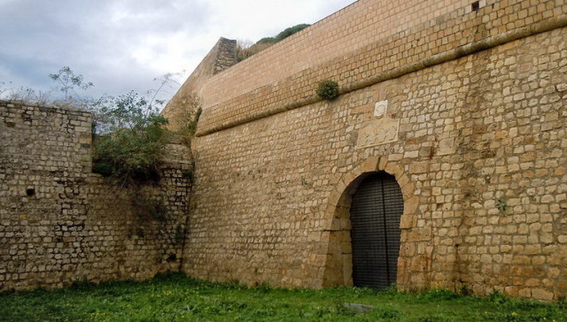 Άνδρας έπεσε από τα Ενετικά Τείχη στο Ηράκλειο - Μεταφέρθηκε στο νοσοκομείο με σοβαρά τραύματα