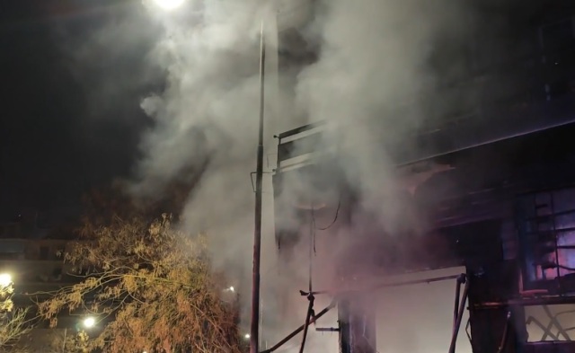Νέος Κόσμος: Φούρνος σε ισόγειο πολυκατοικίας καταστράφηκε ολοσχερώς μετά από φωτιά - Δείτε βίντεο