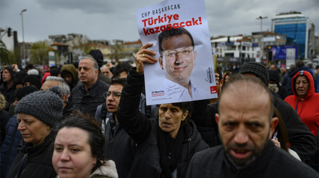 Η ΑΝΤΙΠΟΛΙΤΕΥΣΗ ΚΑΛΕΙ ΣΕ ΠΑΝΕΘΝΙΚΕΣ ΔΙΑΔΗΛΩΣΕΙΣ ΚΑΤΑ ΤΗΣ ΣΥΛΛΗΨΗΣ ΤΟΥ ΙΜΑΜΟΓΛΟΥ - ΟΥΡΕΣ ΣΤΑ ΑΝΤΑΛΛΑΚΤΗΡΙΑ ΣΥΝΑΛΛΑΓΜΑΤΟΣ