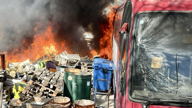 Φωτιά σε αποθήκες και υπαίθριο χώρο στον Ταύρο - Καίγονται παλέτες και σκουπίδια, εστάλη 112 για τους καπνούς, δείτε βίντεο