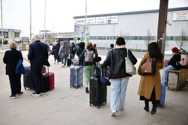 Πρώτη θέση στην... ταλαιπωρία: Επιβάτες περιγράφουν την «Οδύσσειά» τους μετά το μπλακ άουτ στο Χίθροου, «μας φέρθηκαν θλιβερά»