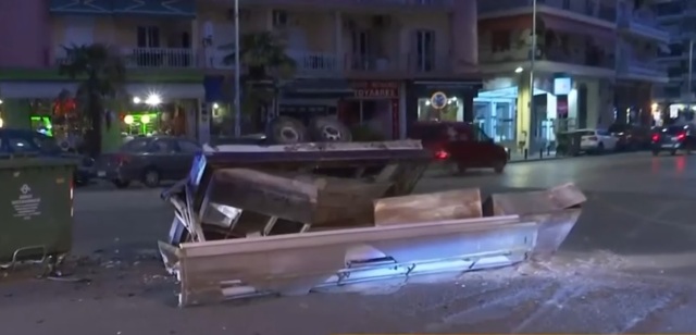 Τροχαίο με μια τραυματία στη Θεσσαλονίκη: Αυτοκίνητο συγκρούστηκε με αγροτικό - Το ΙΧ πέρασε με κόκκινο, λέει ο οδηγός του