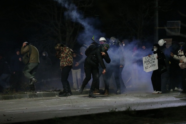 Τουρκία: Δημοσιογράφος μετέδωσε τα επεισόδια στις διαδηλώσεις για τον Ιμάμογλου σαν... ποδοσφαιρικό αγώνα