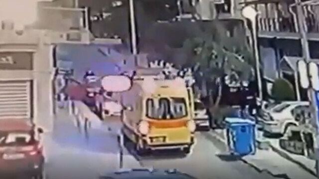 Βίντεο: Η στιγμή που ο ένας από τους άνδρες που αλληλομαχαιρώθηκαν στον Εύοσμο καταρρέει στη μέση του δρόμου
