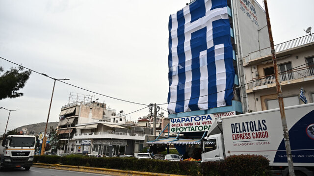 Γιγάντια ελληνική σημαία αναρτήθηκε στο Κερατσίνι - Καλύπτει μια επταώροφη πολυκατοικία