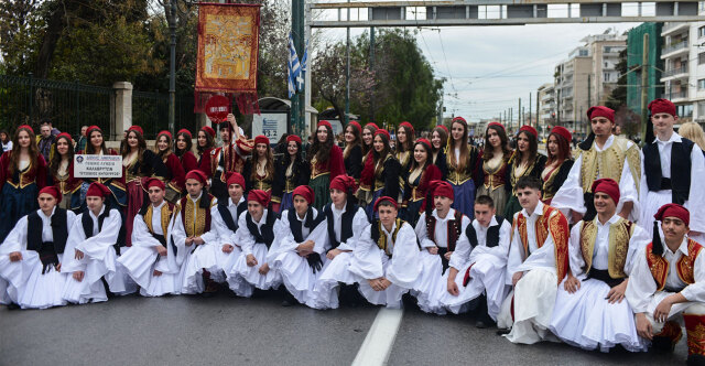 Με χαμόγελα, παραδοσιακές στολές και τη γαλανόλευκη - Φωτογραφίες από τη μαθητική παρέλαση στο κέντρο της Αθήνας