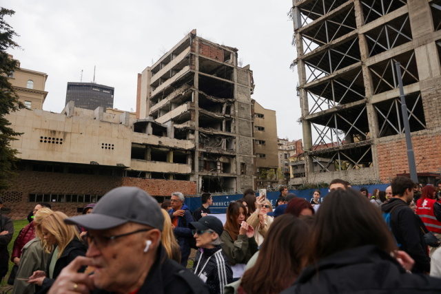 Διαδήλωση στη Σερβία κατά της παραχώρησης στον γαμπρό του Τραμπ κτιρίου που βομβάρδισε το ΝΑΤΟ
