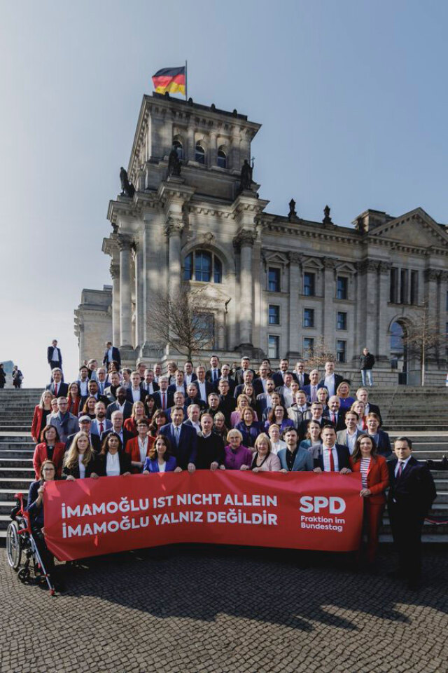 Γερμανία: Οι βουλευτές του SPD ανήρτησαν πανό υπέρ του Εκρέμ Ιμάμογλου - Δεν είναι μόνος, έγραφαν