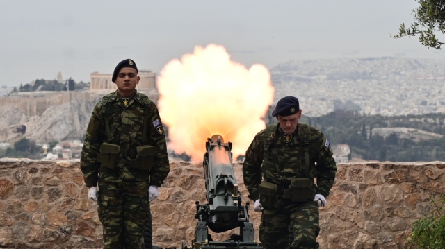 25η Μαρτίου: Με τους 21 κανονιοβολισμούς από τον Λυκαβηττό ξεκίνησαν οι εορταστικές εκδηλώσεις