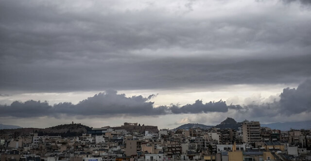 Καιρός: Με συννεφιά και σκόνη οι παρελάσεις - Πού αναμένονται λασποβροχές