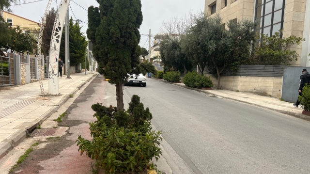 Κυπαρίσσια εμποδίζουν την ορατότητα σε δρόμο κοντά σε κεντρική λεωφόρο στο Μαρούσι