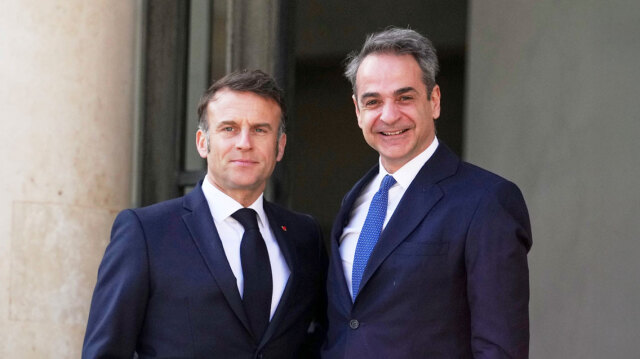 Ο «τζίτζικας καταλήγει να δανείζει στο μέρμηγκα»: Τα γαλλικά ΜΜΕ για την Ελλάδα που αποληρώνει πρόωρα τα δάνεια