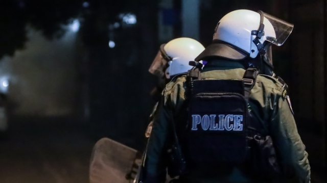 Επίθεση με μολότοφ σε αστυνομικούς τα ξημερώματα στα Εξάρχεια