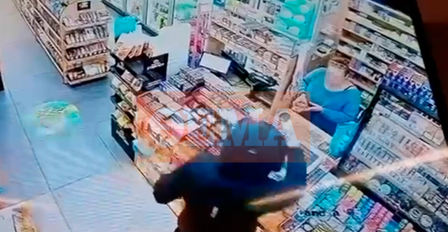 Ηλιούπολη: Καρέ-καρέ η δράση 25χρονου που λήστευε καταστήματα - Υπάλληλος έδωσε μάχη μαζί του