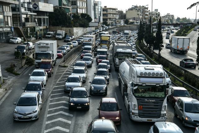Δύο τροχαία και ένα ακινητοποιημένο όχημα σε Κηφισό και Κηφισίας - Στο «κόκκινο» η κίνηση