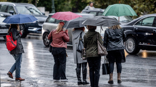 Ψυχρό βαλκανικό μέτωπο φέρνει τετραήμερο με βροχές, χιόνια και «βουτιά» της θερμοκρασίας