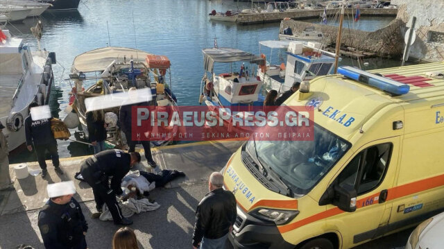 Μαρίνα Ζέας: Ανέσυραν ψαρά που έπεσε στη θάλασσα, διασώστες του ΕΚΑΒ στο σημείο
