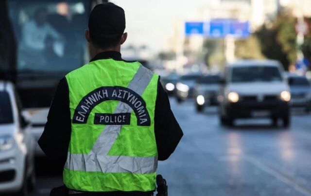 Θεσσαλονίκη: 37χρονη οδηγός έπεσε πάνω σε τροχονόμο - Αγνόησε τις υποδείξεις του