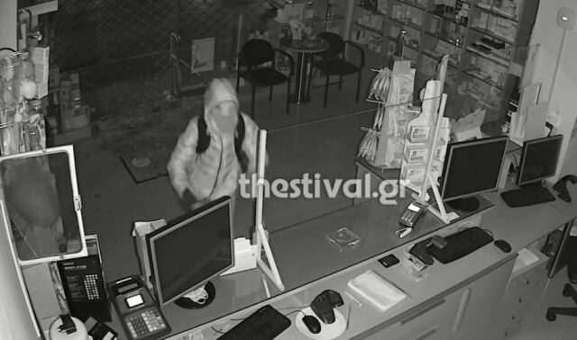 Θεσσαλονίκη: Βίντεο με τη δράση του 32χρονου που έκανε διαρρήξεις σε φαρμακεία - «Άνοιγε» με κόφτη τα στόρια