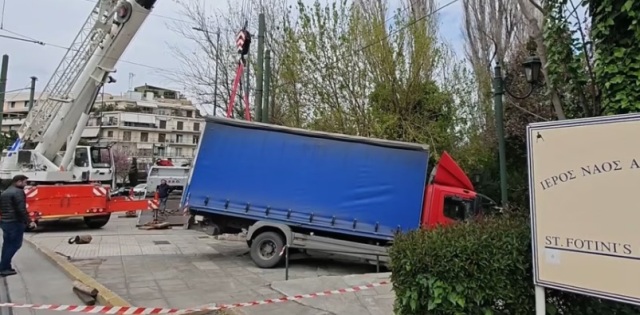 Ατύχημα στην Αρδηττού: Φορτηγό έπεσε σε τρύπα μετά την υποχώρηση του εδάφους, δείτε βίντεο