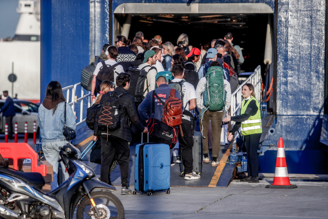 Αναχωρούν οι πρώτοι εκδρομείς του Πάσχα, με 70% πληρότητα φεύγουν τα πλοία από τα λιμάνια