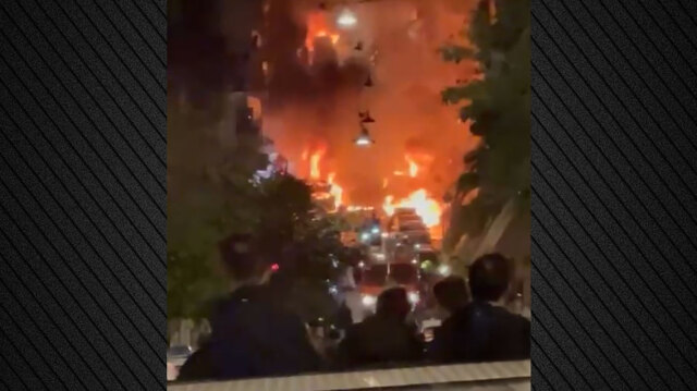 Εξάρχεια: Σκηνές χάους τη νύχτα με τις φωτιές από τα επεισόδια, κάηκαν οχήματα, τραυματίστηκε αστυνομικός - Δείτε βίντεο